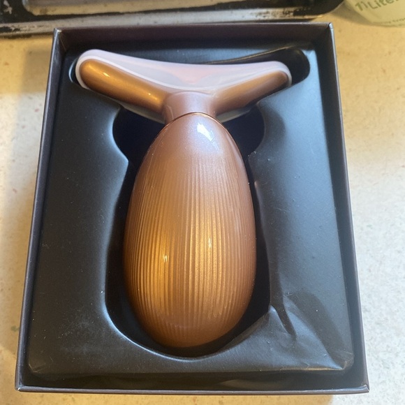 7 Color Beauty Device for Face & Neck in rose gold - Picture 2 of 12